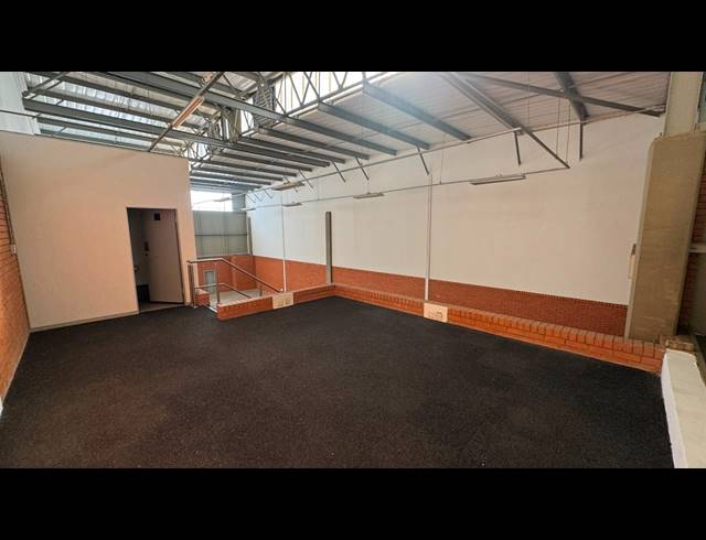 325M² WAREHOUSE TO LET IN LONGLAKE